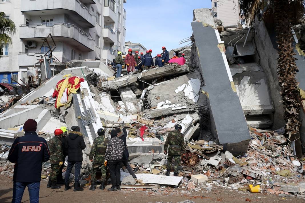 Türkiye deprem felaketine ağlıyor! Arama-kurtarma çalışmalarına katılmak için AFAD'a 100 binden fazla başvuru yapıldı 1